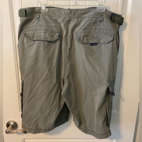 Old Navy Men’s Cargo shorts Green size 40 Belt loops zip front 6 pockets W/flaps - Picture 2 of 12